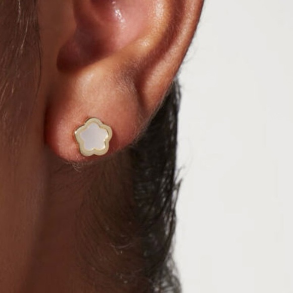 🔻FINAL SALE🔻 Ana Luisa Rei Flower Earrings - Picture 4 of 4